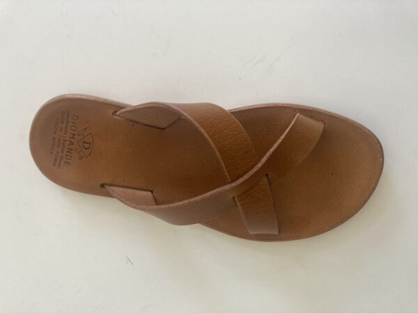 Cross-over sandal with no runner, belt leather